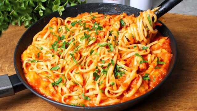 Nudle v rajčatové omáčce s kuřecími prsíčky, zeleninou a mozzarellou Nudle v rajčatové omáčce s kuřecími prsíčky, zeleninou a mozzarellou