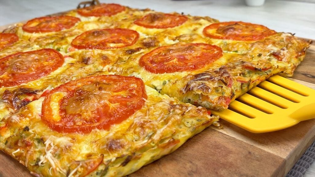 Pečená pizza se zelím, zeleninou a bramborami s rajčaty a sýrem