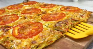 Netradiční pizza se zelím, zeleninou a bramborami s rajčaty a sýrem Pečená pizza se zelím, zeleninou a bramborami s rajčaty a sýrem