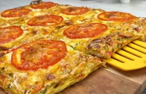 Pečená pizza se zelím, zeleninou a bramborami s rajčaty a sýrem