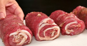 Zapečené závitky z panenky plněné slaninou a kapary s lahodným strouhaným kari květákem Zapečené závitky z panenky plněné slaninou a kapary podávané s lahodným strouhaným kari květákem