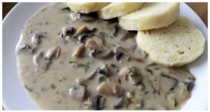 Recept na žampiónovou omáčku s houskovým knedlíkem