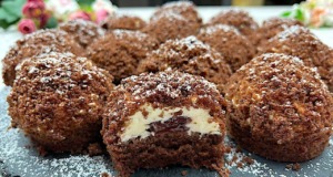 Úžasné dortíky plněné mascarpone krémem a jahodovým džemem v drobence Úžasné dortíky plněné mascarpone krémem a jahodovým džemem v drobence