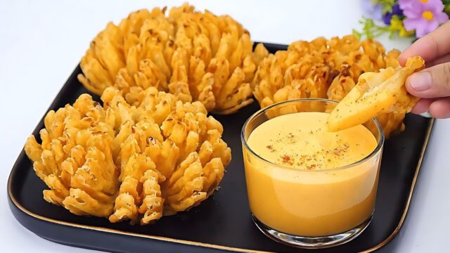 Smažené cibulové růžičky se sýrovou omáčkou Smažené cibulové růžičky se sýrovou omáčkou