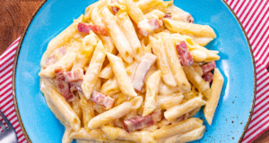 Zapečené těstoviny Carbonara: Perfektní spojení slaniny, sýra a penne těstovin Zapečené těstoviny se slaninou a omáčkou carbonara