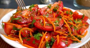 Svěží chutný rajčatový salát se zeleninou – skvělý i jako příloha k hlavnímu jídlu Svěží chutný rajčatový salát se zeleninou