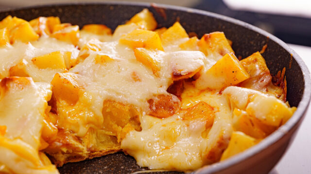 Bramborová pánev se sýrem a klobásky