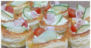 Věžičky z listového těsta: Rychlý recept na slané pohoštění plněné šunkou, zeleninou a krémovou pomazánkou
