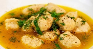 Jednoduchý recept pro všední den – Zeleninová polévka s kuřecími knedlíčky Zeleninová polévka s kuřecími knedlíčky