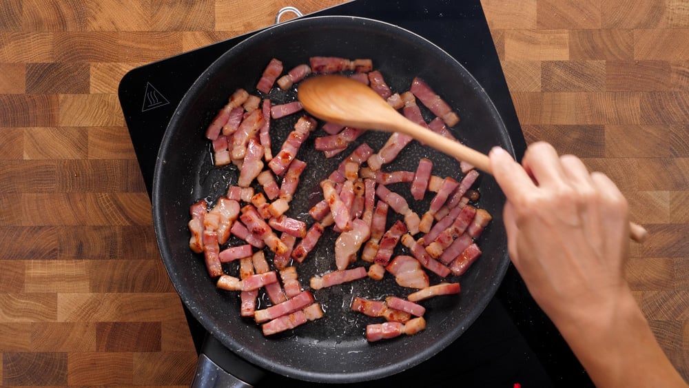 Zapečené těstoviny se slaninou a omáčkou carbonara