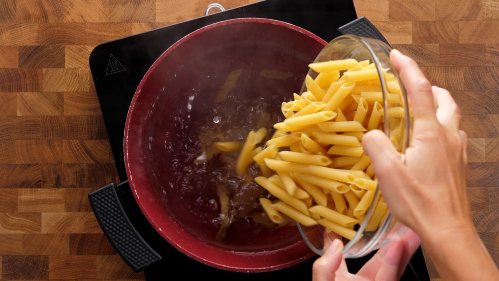 Zapečené těstoviny se slaninou a omáčkou carbonara