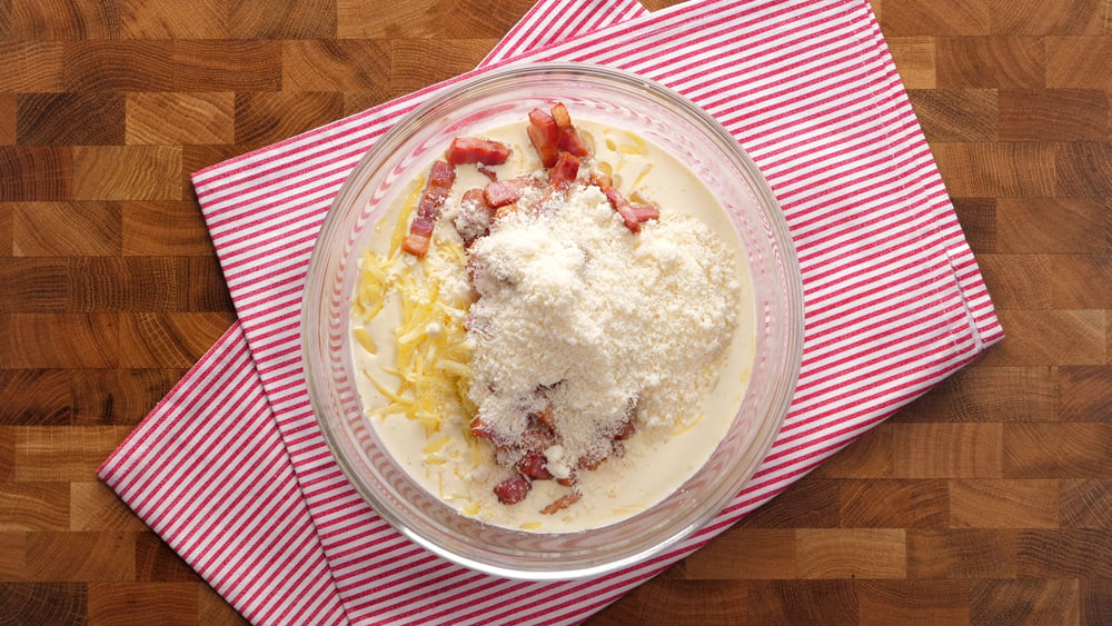 Zapečené těstoviny se slaninou a omáčkou carbonara