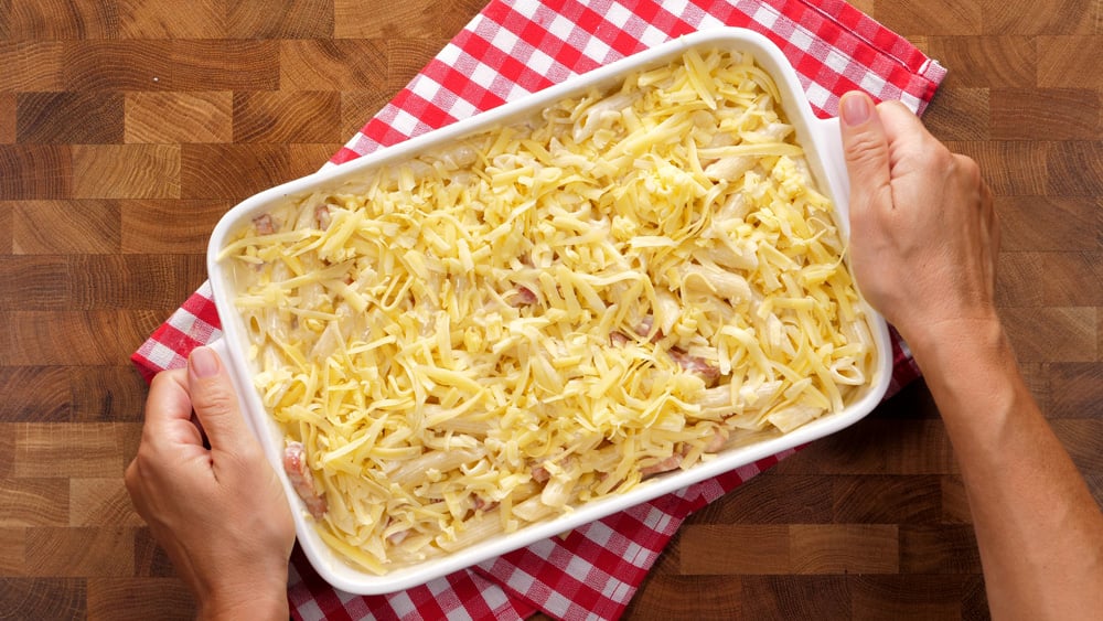 Zapečené těstoviny se slaninou a omáčkou carbonara