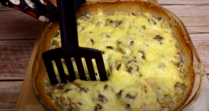 Hovězí na talíři: Recept na zapečené hovězí karbanátky s bramborami a houbami posypané sýrem Zapečené hovězí karbanátky s bramborami a houbami posypané sýrem