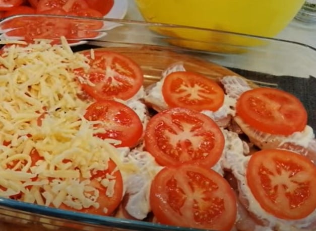 Zapečené lahodné kuřecí kousky se sýrem a rajčaty