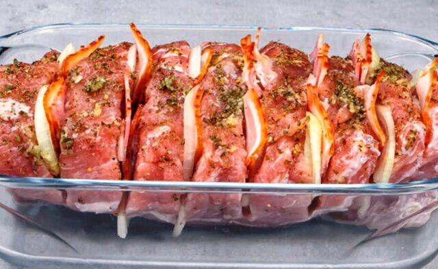 Šťavnaté obložené vepřové maso se slaninou v troubě