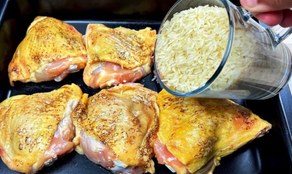 Rychlá pečená kuřecí stehna a rýže v jednom hrnci: Recept na pohodlnou večeři