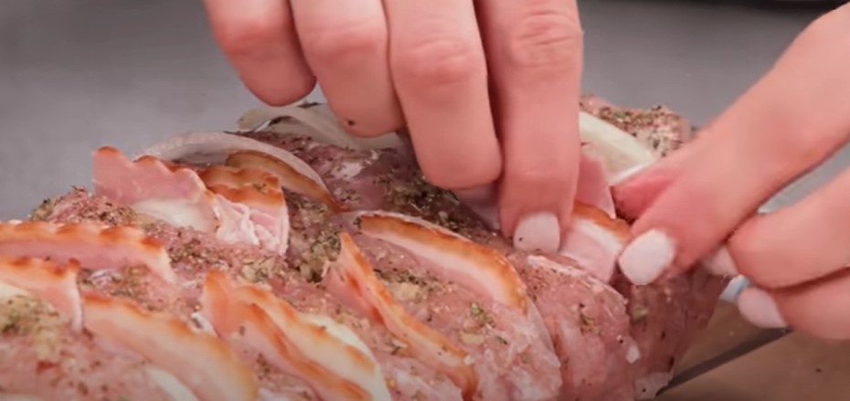 Šťavnaté obložené vepřové maso se slaninou v troubě