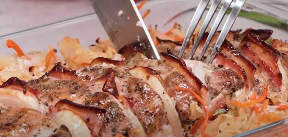 Šťavnaté obložené vepřové maso se slaninou v troubě