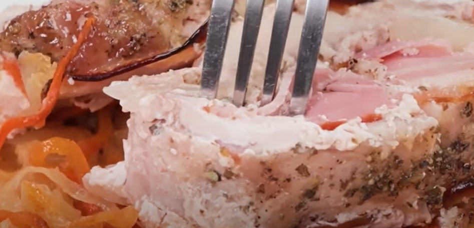 Šťavnaté obložené vepřové maso se slaninou v troubě