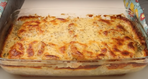 Recept na výjimečnou pochoutku: Zapečené vepřové karé na strouhaných bramborách s cibulí a sýrem Zapečené vepřové karé na strouhaných bramborách s cibulí a sýrem potřené lahodnou směsí a podávané se zelno-zeleninovým salátem