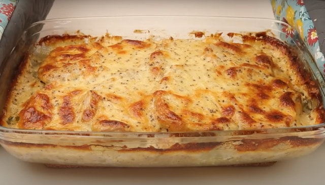 Zapečené vepřové karé na strouhaných bramborách s cibulí a sýrem potřené lahodnou směsí a podávané se zelno-zeleninovým salátem