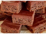 Jablečný perníček s čokoládovou polevou – vláčný, voňavý a snadný dezert