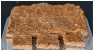 Nepečený snickers dezert, který okamžitě zmizí ze stolu Nepečený snickers dezert, který okamžitě zmizí ze stolu