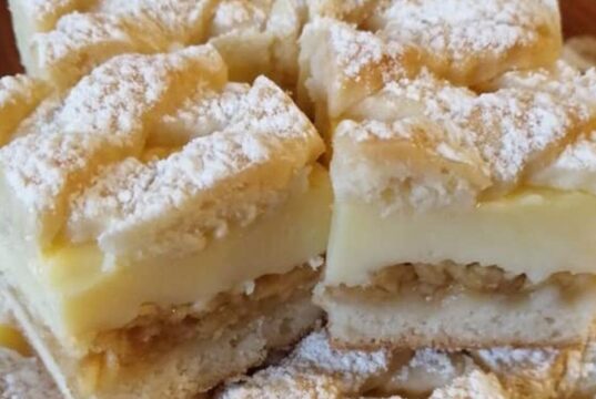 Lahodný jablečný koláč s vanilkovým pudinkem: jednoduchý a úžasný