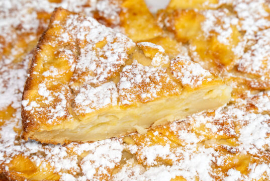 Bleskový koláč z listového těsta se strouhanými jablky a pudinkem: Šťavnatá sladkost, kterou zvládne každý Rychlý dezert z listového těsta s jablky a pudinkem: