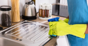 Jak efektivně a čím uklidit kuchyňské spotřebiče: Průvodce pro čistou a funkční kuchyň