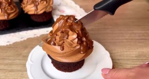 Domácí Snickers dortíky s krémem z hořké čokolády a mascarpone Domáci Snickers dortíky s krémem z hořké čokolády a mascarpone