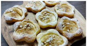 Rychlé jablečné květinky z listového těsta: neodolatelná dobrota, která se sní dřív, než vychladne Rychlé jablečné květinky z listového těsta (hotové za 10 minut)