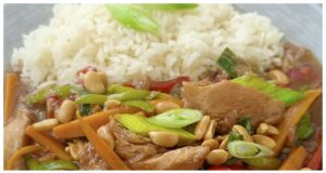 Domácí Kuřecí Kung Pao s rýží: Rychlý recept na pikantní a šťavnaté kuře, lepší než z čínské restaurace Kuřecí Kung Pao jako z čínské restaurace: Pikantní klasika s arašídy a rýží
