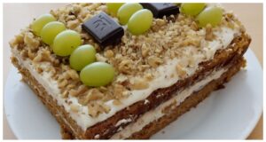 Vláčné mrkvové řezy s krémem z mascarpone a tvarohu Vláčné mrkvové řezy s krémem z mascarpone a tvarohu