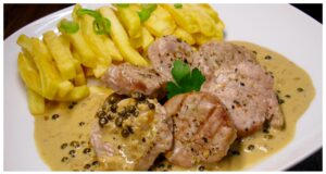 Vepřová panenka s omáčkou ze zeleného pepře – luxusní recept s koňakem za pár minut Vepřová panenka s omáčkou ze zeleného pepře – luxusní recept s koňakem za pár minut