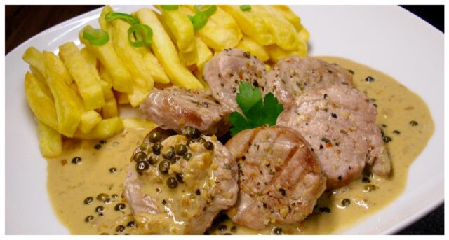 Vepřová panenka s omáčkou ze zeleného pepře – luxusní recept s koňakem za pár minut Vepřová panenka s omáčkou ze zeleného pepře – luxusní recept s koňakem za pár minut