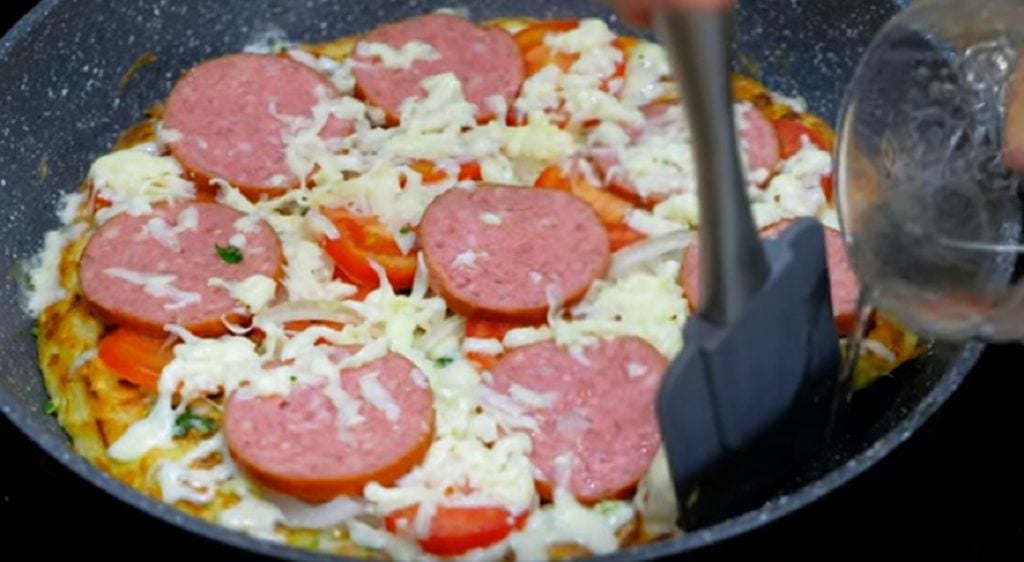 Domácí salámová pizza z cuketového těsta na pánvi