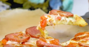 Netradiční domácí salámová pizza z cuketového těsta – na pánvi! Netradiční domácí salámová pizza z cuketového těsta - na pánvi!