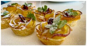 Jablkové růžičky z listového těsta: křupavé okvětní lístky a vůně skořice Jablkové růžičky z listového těsta – krásný a rychlý dezert, který vždy zaboduje