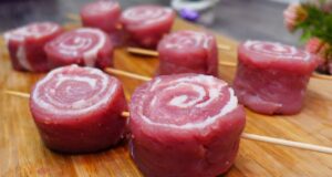 Rolky z vepřové panenky plněné slaninou podávané s avokádovo-zeleninovým salátem a sýrem feta Rolky z vepřové panenky plněné slaninou podávané s avokádovo-zeleninovým salátem a sýrem feta