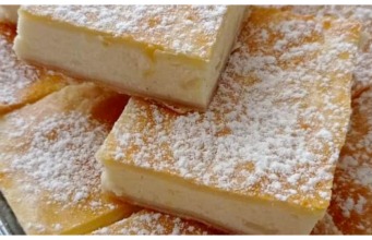 Tvarohový koláč z listového těsta Tvarohový koláč z listového těsta nakrájený na kostky