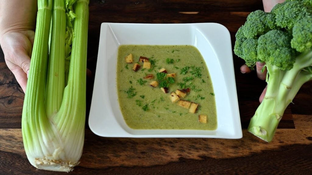 Krémová brokolicová polévka s hráškem, celerem, smetanou a uzeným tofu