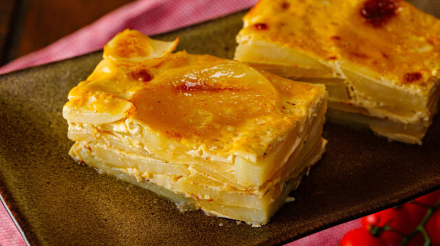 Vrstvené brambory zapečené v troubě Vrstvené brambory zapečené v troubě