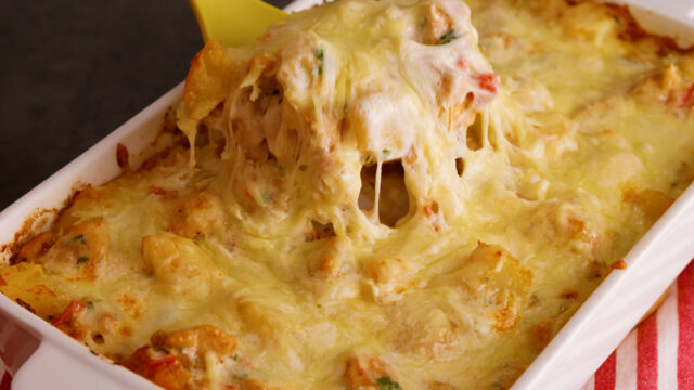 Kuřecí kousky s bramborami a smetanovou omáčkou Kuřecí kousky s bramborami a smetanovou omáčkou