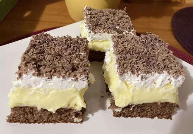 Vyzkoušejte jemný pěnový zákusek s vanilkovým krémem, kakaovým korpusem a čokoládovou šlehačkou. Lehce připravený dezert jako z cukrárny! Vyzkoušejte jemný pěnový zákusek s vanilkovým krémem, kakaovým korpusem a čokoládovou šlehačkou. Lehce připravený dezert jako z cukrárny!