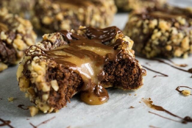 Biscuiți-de-ciocolată-cu-nuci-și-caramel Čokoládovo-karamelové sušenky z vlašských ořechů - dezert hodný obdivu!