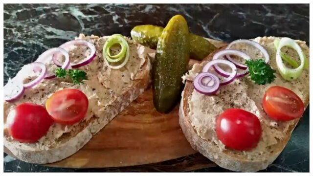 Domácí bůčková pomazánka ze pečeného bůčku – poctivá klasika na chleba Domácí bůčková pomazánka ze pečeného bůčku – poctivá klasika na chleba