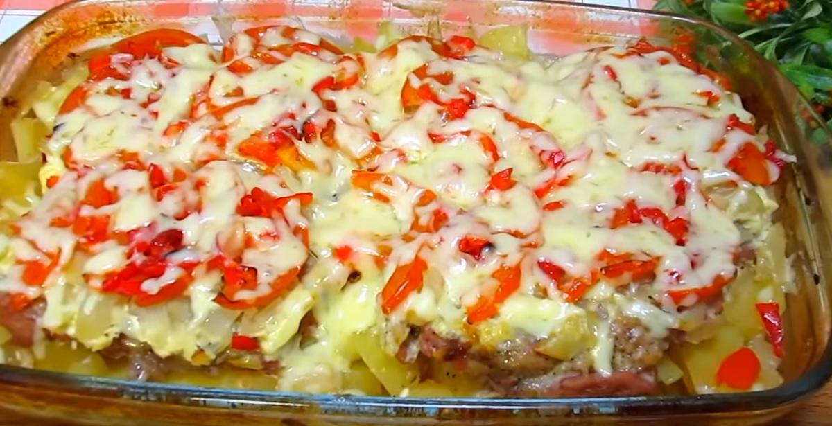 O rețetă grozavă pentru cei grăbiți: ceafă suculentă de porc la cuptor cu cartofi, roșii și brânză