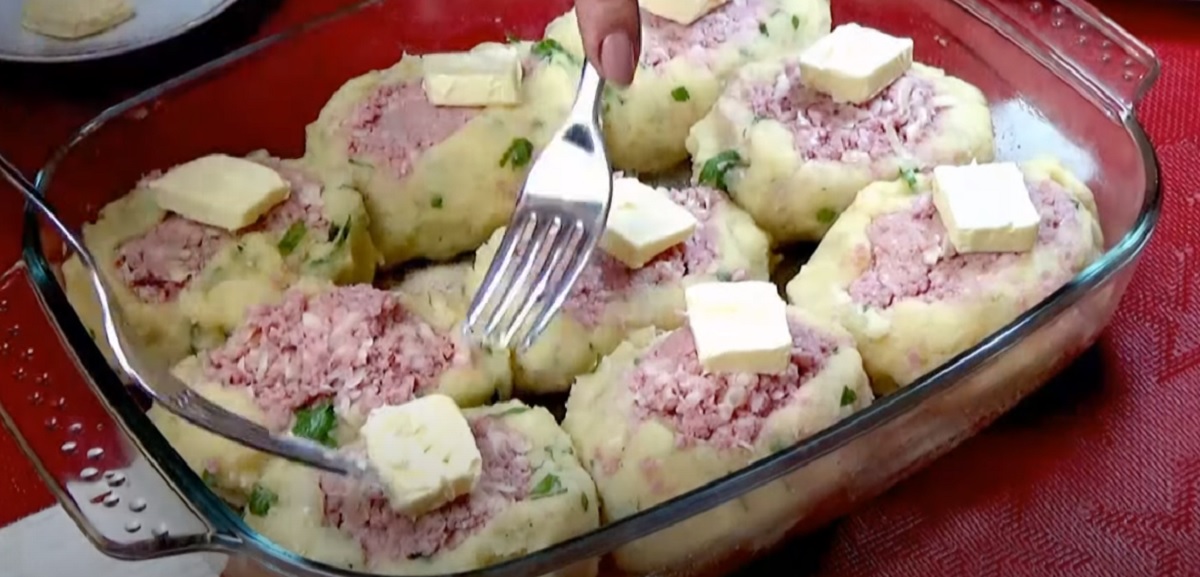 Bramborové lodičky plněné šunkově-sýrovou směsí